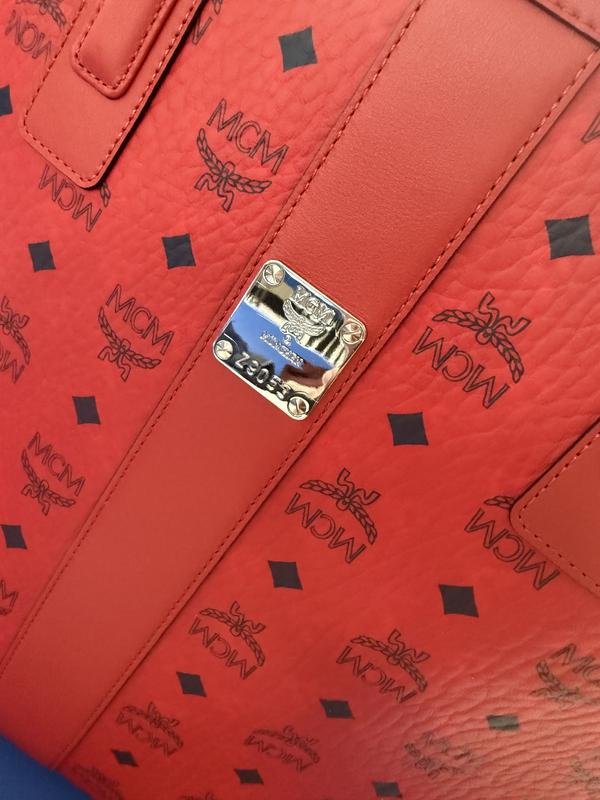 Loving this perfect red handbag