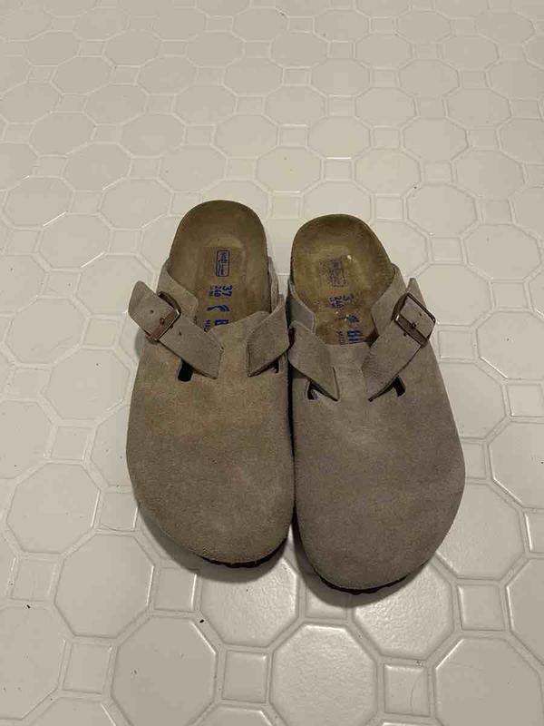 Received two different colored shoes