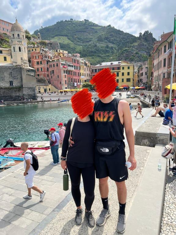 Secures nicely around the waist for long hikes.