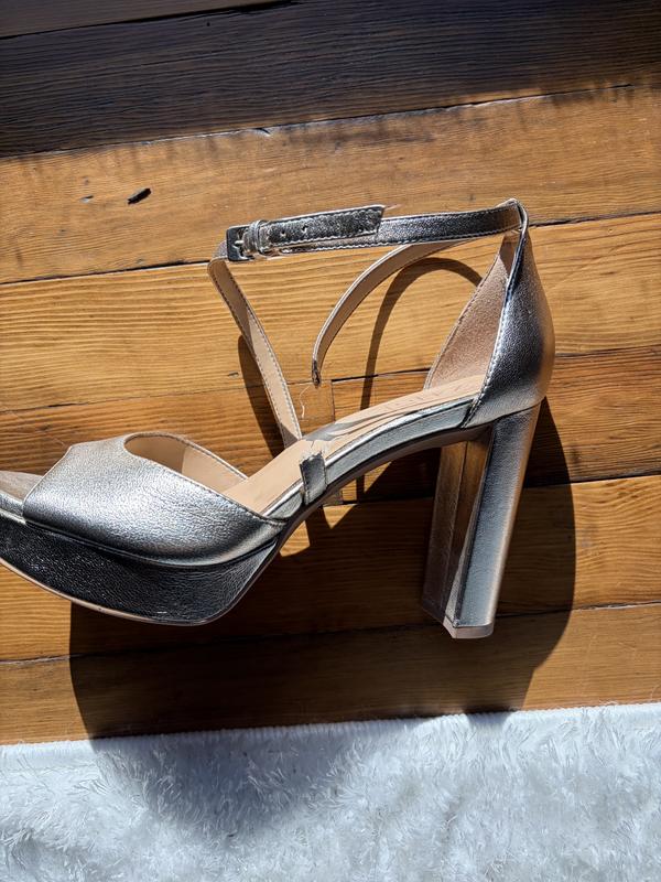 Customer photo for "Great fit, super cute but strap broke"