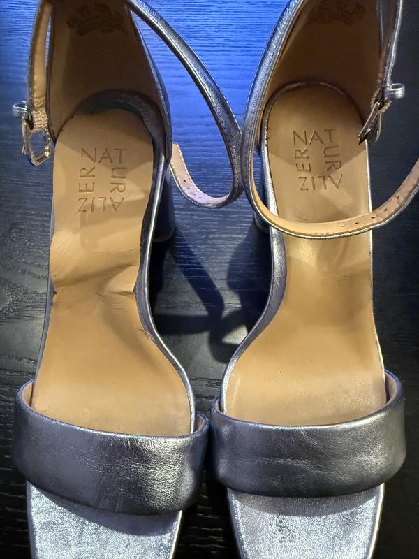 Customer photo for "Love the comfort, but the quality is disappointing"