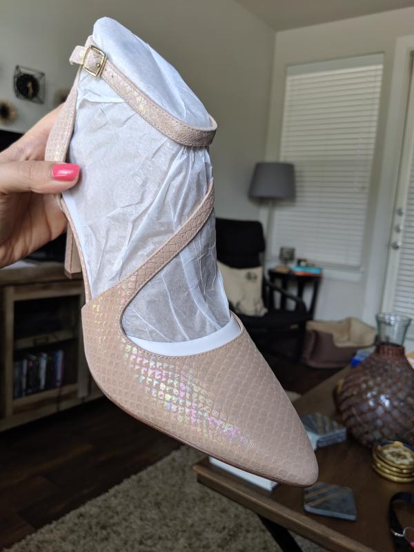 Customer photo for "Beautiful Shoe, Misleading Color"