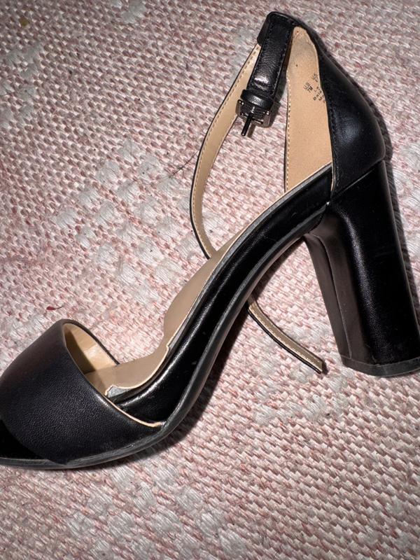 Customer photo for "Poor quality insole"