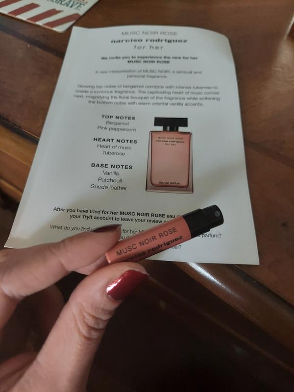 Musc noir rose perfume