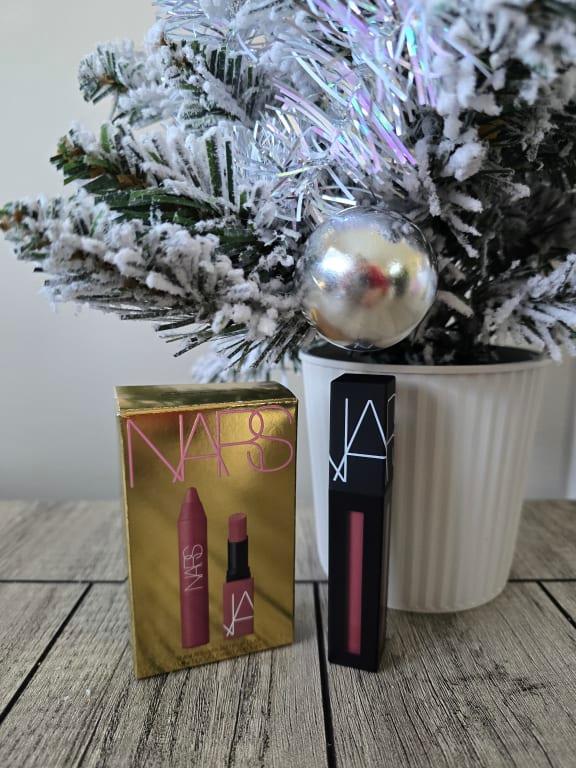 This NARS makeup set is the perfect combination of elegance and quality. The packaging in gold design emphasizes luxury, and the contents will help you create a complete look. The lipstick and gloss have a delicate texture, a rich shade and a long-lasting effect, ideal both for everyday use and for special moments. A great gift for yourself or a loved one!