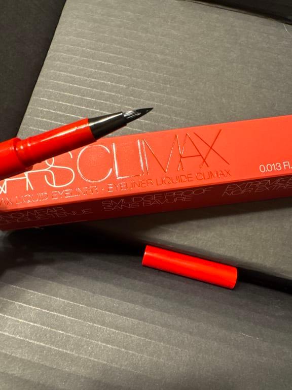 Depress makes it easy to draw a cat eye on your eyelid.