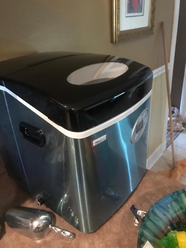 NewAir AI215R Red 50 Pound Per Day Portable Ice Maker