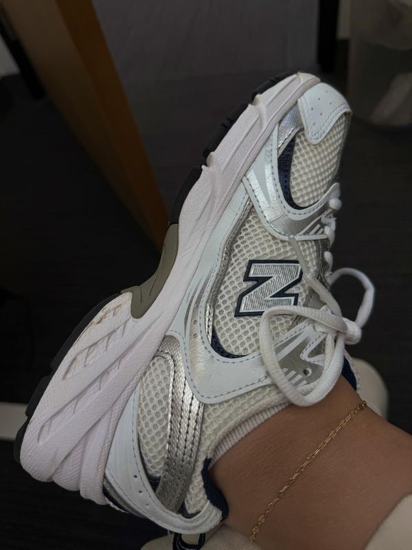 Customer photo for "sole of shoe is light pink?"