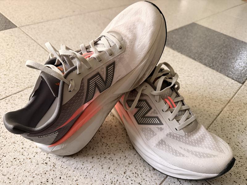 Men's TCS NYC Marathon FuelCell Rebel v5 Running New Balance Hong