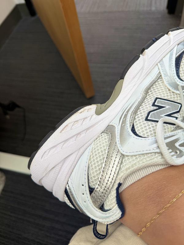 Customer photo for "sole of shoe is light pink?"