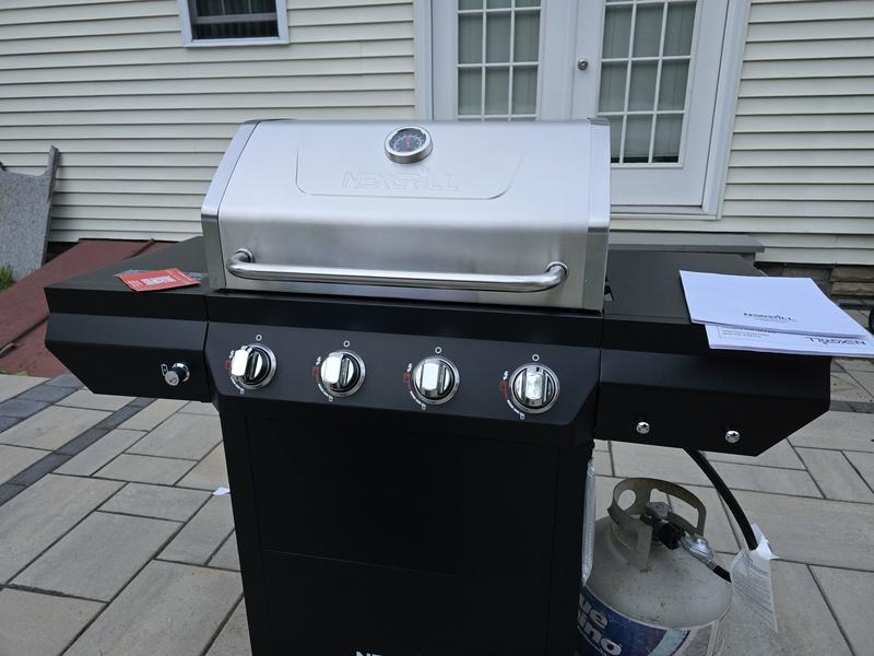 NEC - グルメ&#39;s shop Black 4-Burner Propane Gas Grill with Stainless Steel Main Lid