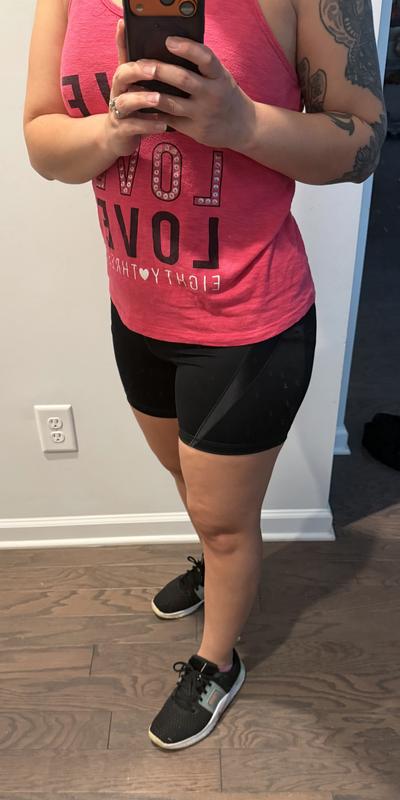 Customer photo for "Fits nice and stays snug during workout"