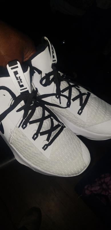 I change the shoelaces to black to make them pop alittle