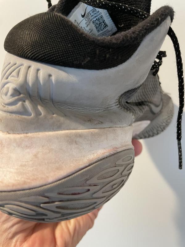 Heal is stiff.  Won’t go back into shape. Cannot wear after less than 3 months of owning them.