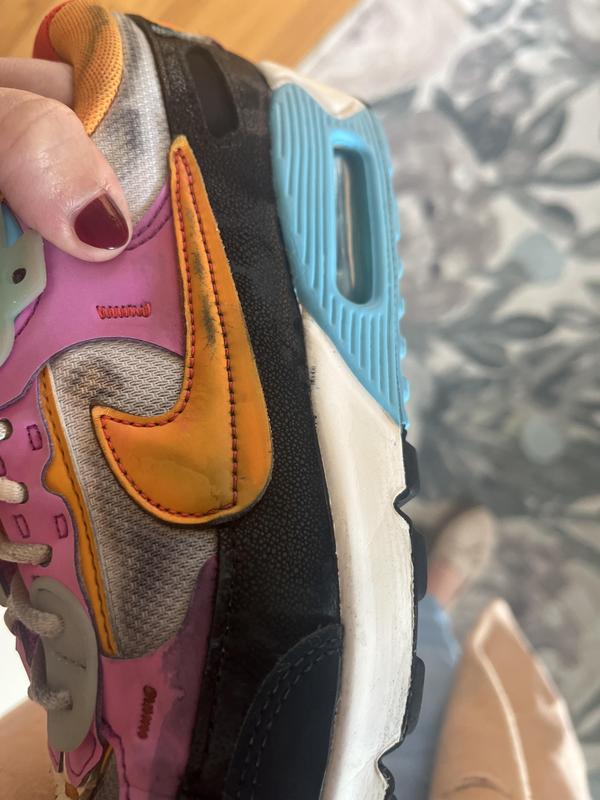 It’s hard to see in a photo, but the black part appears to be patchy from the colors running