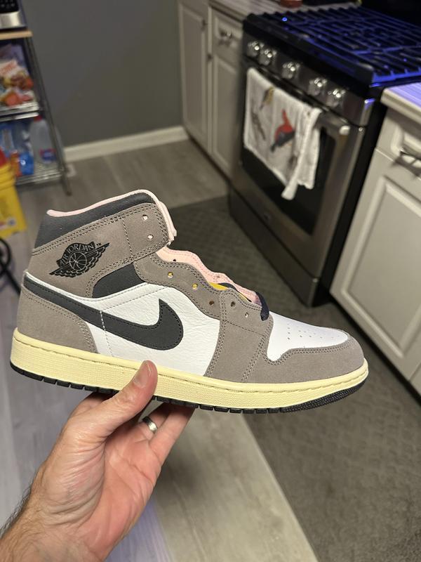 White/Grey Leather Sneaker Air Jordan 1 Mid SE | Hibbett