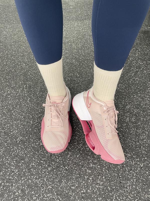 Customer photo for "Best shoe for indoor trainings with a lot of jumps and mountain climbers"
