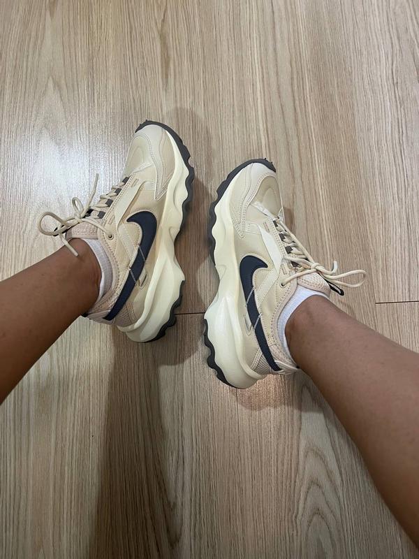Customer photo for "Manufacturing Defect in the Right Sh"