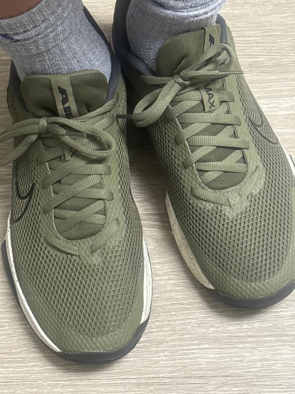 Zoom in on the toe of the shoe