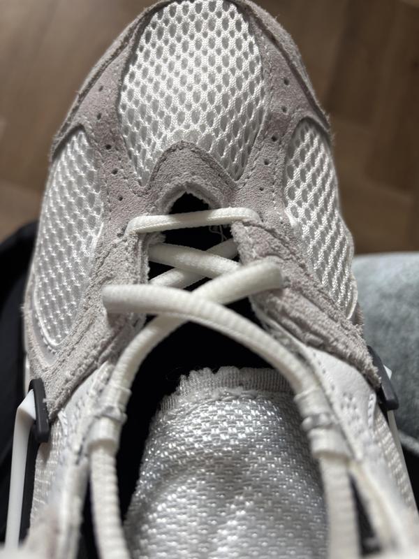 You can see that the stitches was minimal making it not secure and therefore broke in less easily