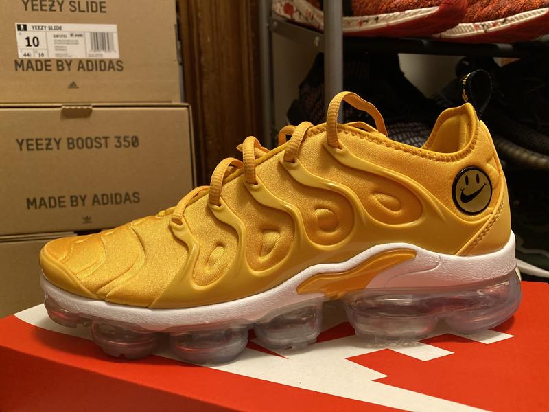 Yellow and black hot sale vapormax plus