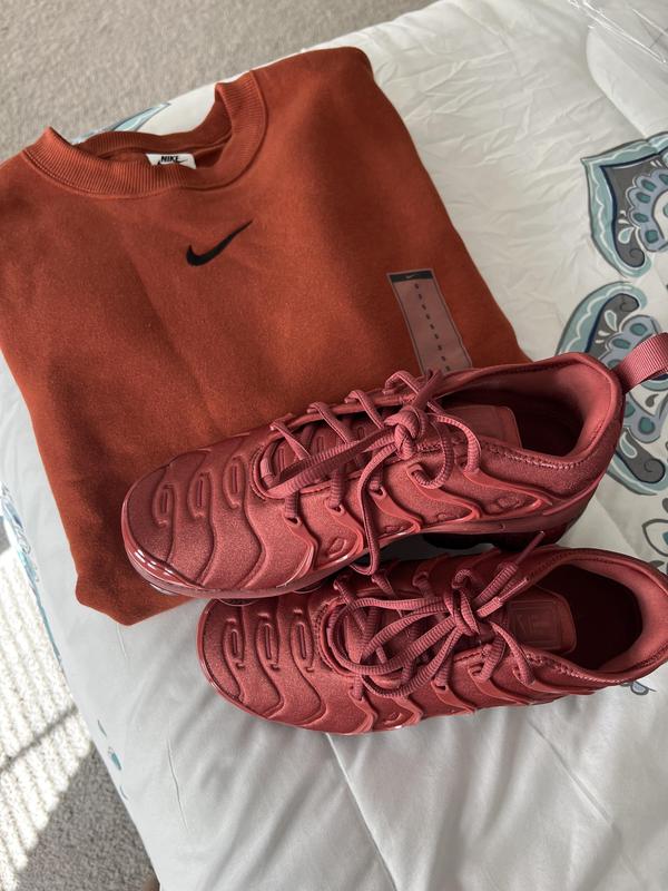 The sweatshirt is “rugged orange”. Vapormax are “cedar/rugged orange”. Doesn’t match.
