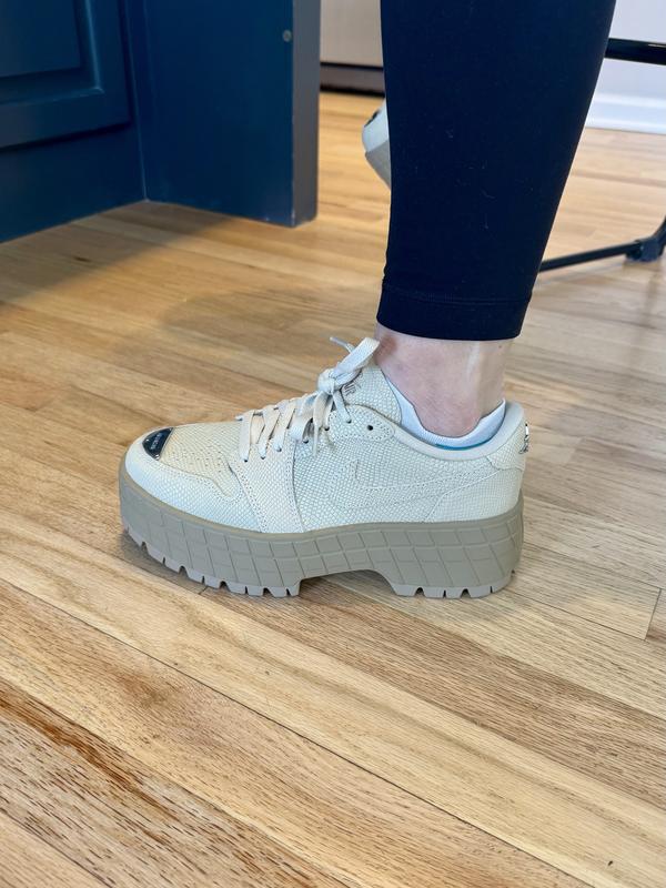 靴 Nike Women's Air Jordan 1 Brooklyn Low Air Jordan 1 Brooklyn Low Women's Shoes. Nike ZA