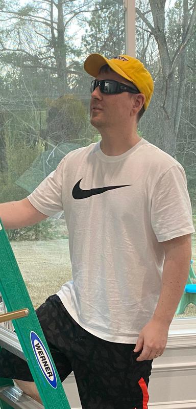 Nike Sportswear Swoosh shirt