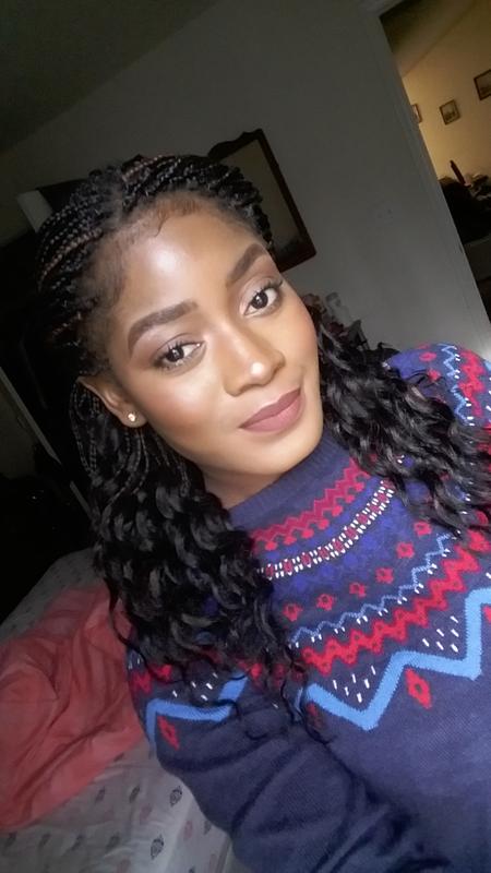 I'm using it here on my lids and also on my cheeks as a bludh/contour color.