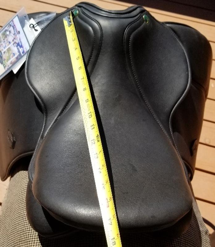 seat size runs small - not 17.5"