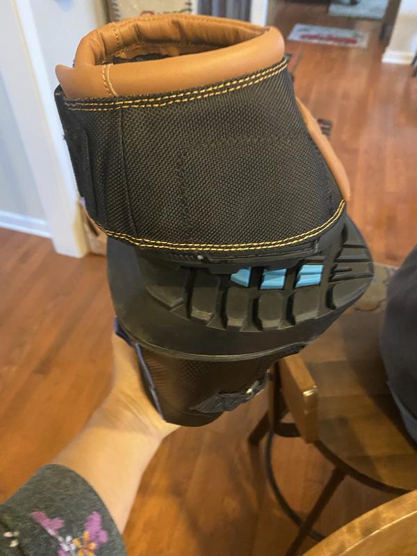 The top boot is a size 4 I always buy. Same Company!