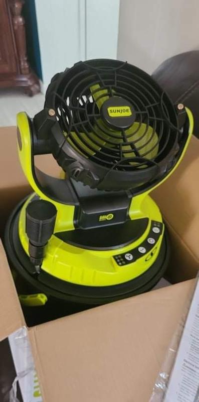 The water comes out of the 2 silver components on the sides of the fan