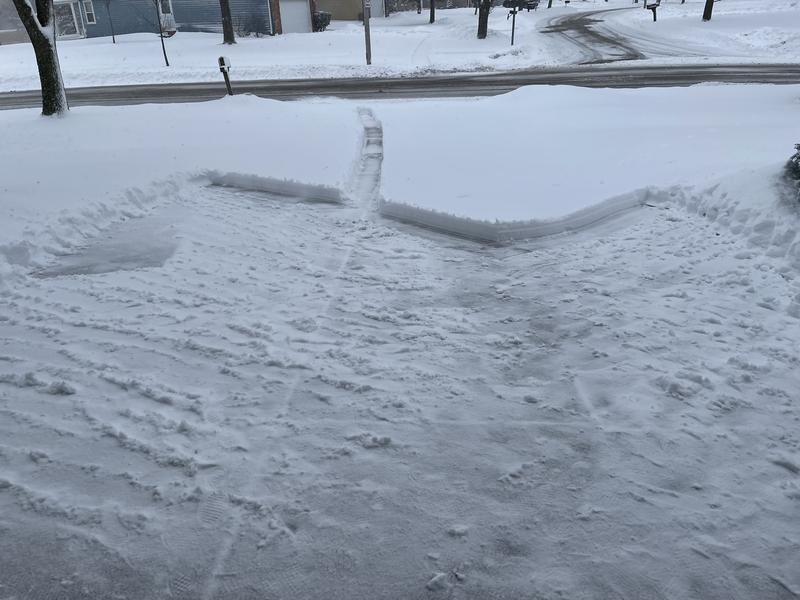 use of snowjoe 24v-ss11 cordless snow shovel.