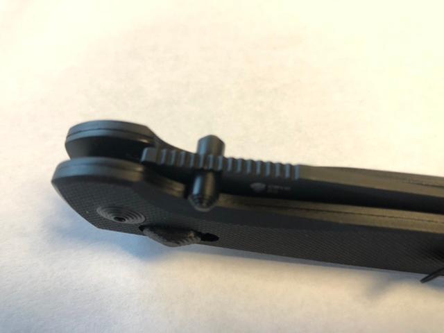 Good jimping on top of the blade.