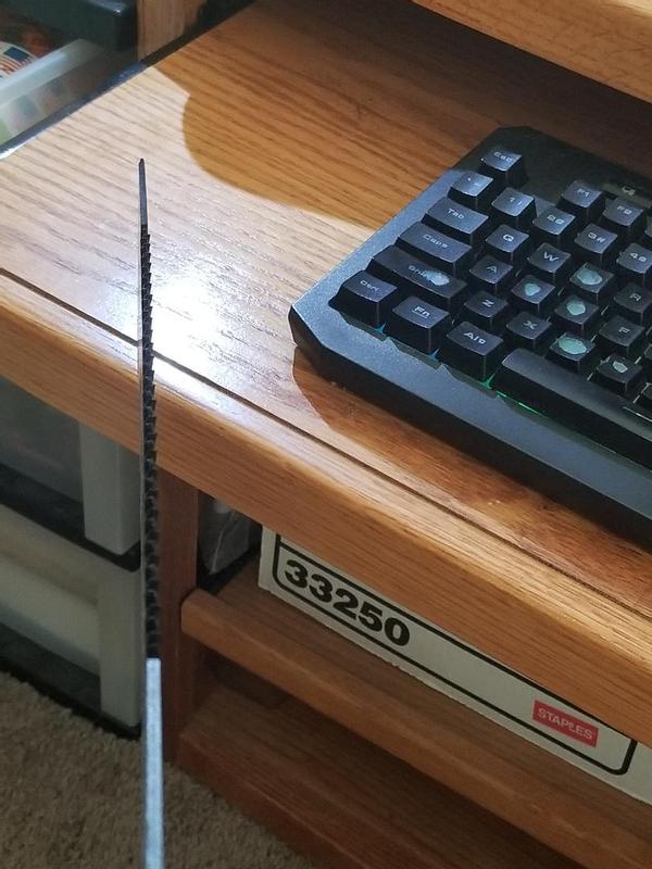 That's the best pic I can get w/ my disabling hand tremors, but the Blade clearly bends to the Left on the part betwixt the Tip of the Blade & the beginning of the Saw on the spine.