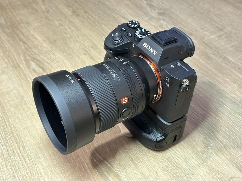 Mounted to A7R IIIA with vertical battery grip.