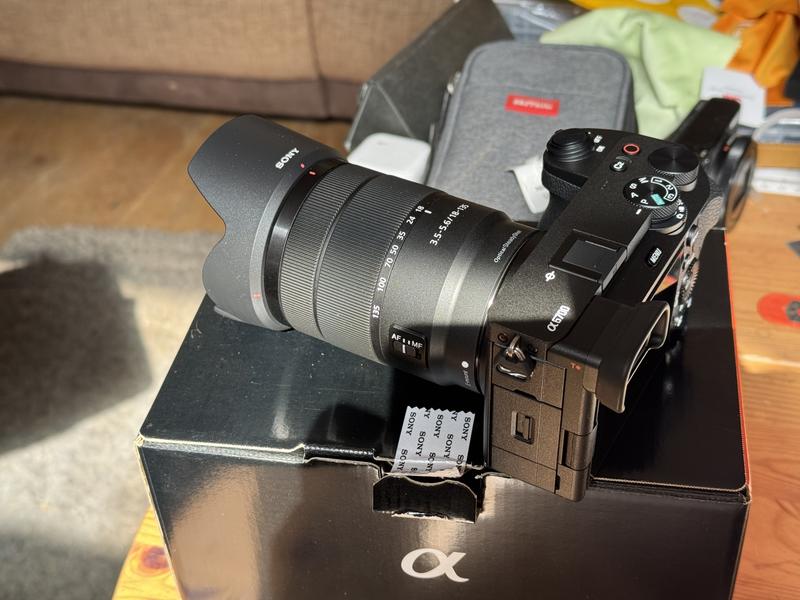 Sony SEL 18-135mm f/3.5-5.6 OSS Lens | Henry's