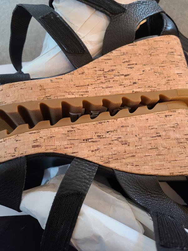 Velcro attachment on right located too far from footbed