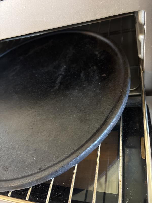 It comes with a cast iron plate for pizza making