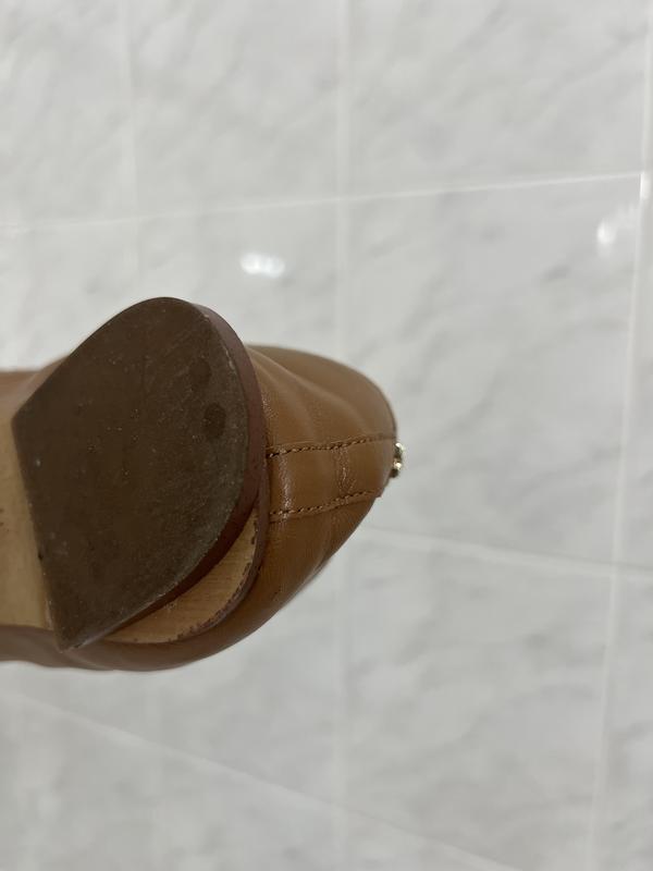 The glue on the heel did not hold up