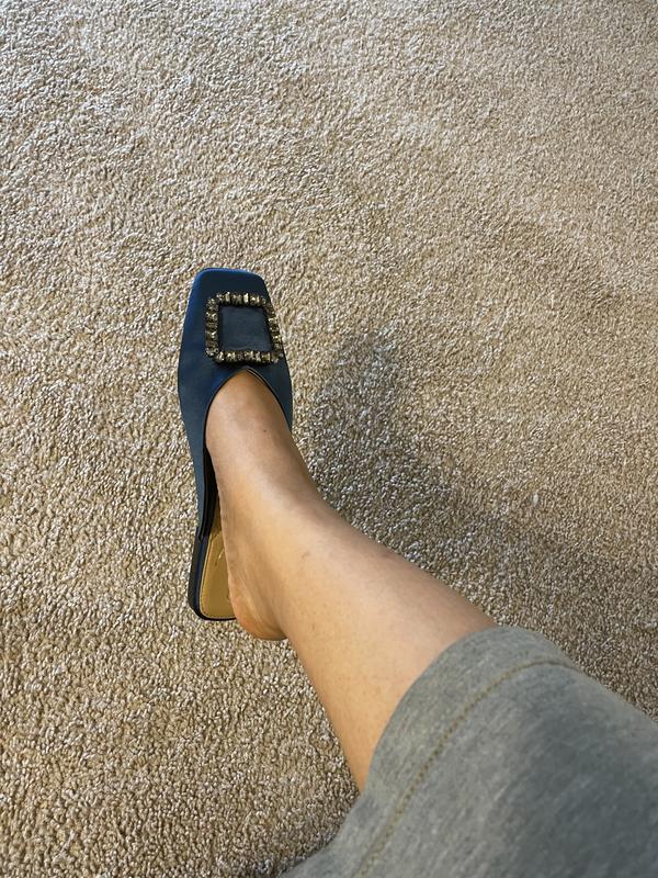 Narrow feet (AA) 1/2 size down sitting