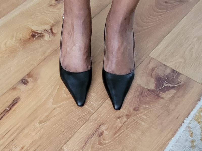 Size 9 black leather  medium