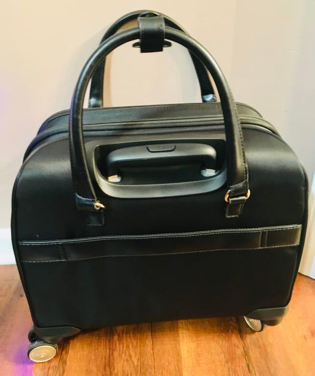 Front zippered pocket Offers convenient storage for items needed quickly, including a tablet-compatible sleeve. Retractable push-button locking handle. Adjusts to multiple heights for comfort. Bail handles. Can snap together to keep them from hanging free.