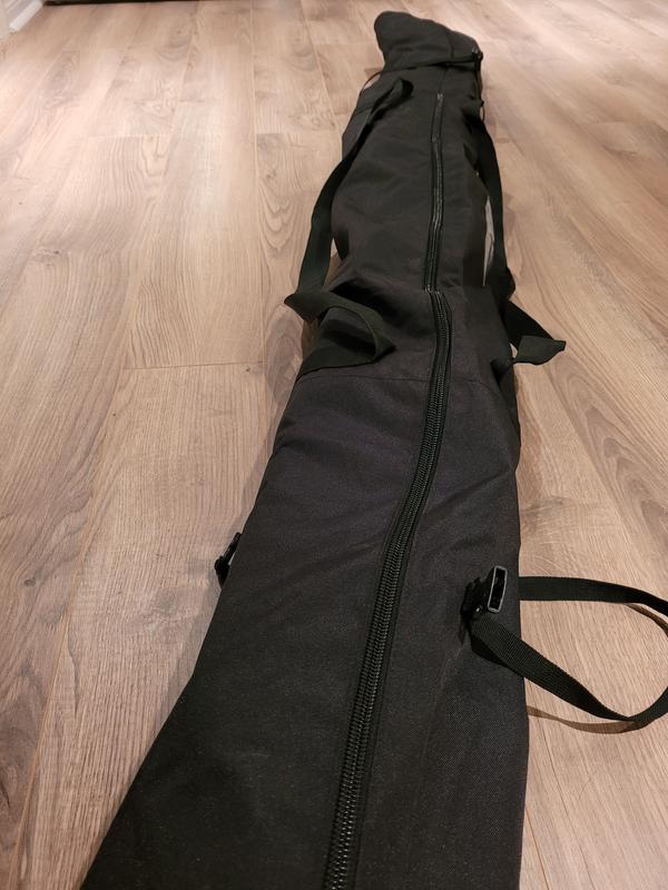 Zipper closed with one pair of skis and poles