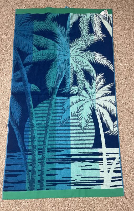 Member's Mark Set of 2 Oversized Beach Towels, 40 x 72 (Assorted Designs)