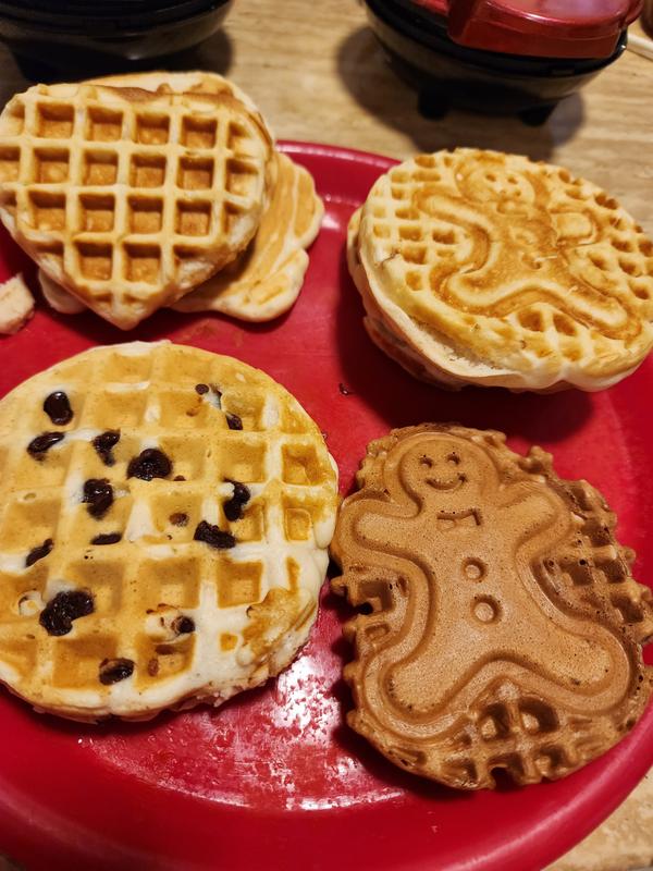 Dash Holiday Mini Maker Set of 4, Heart, Gingerbread and Christmas Tree  Mini Waffle Maker - Sam's Club