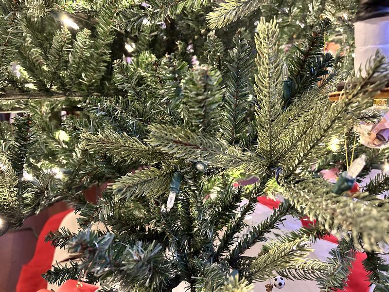 Member's Mark 9' 1,000 LED Pre-Lit Bristle Fir Christmas Tree - Sam's Club