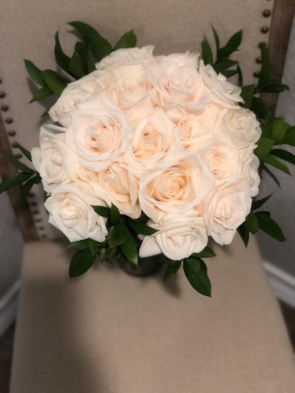 Member's Mark Roses & Petals Combo, 75 stems and 2000 petals (Choose color)  - Sam's Club