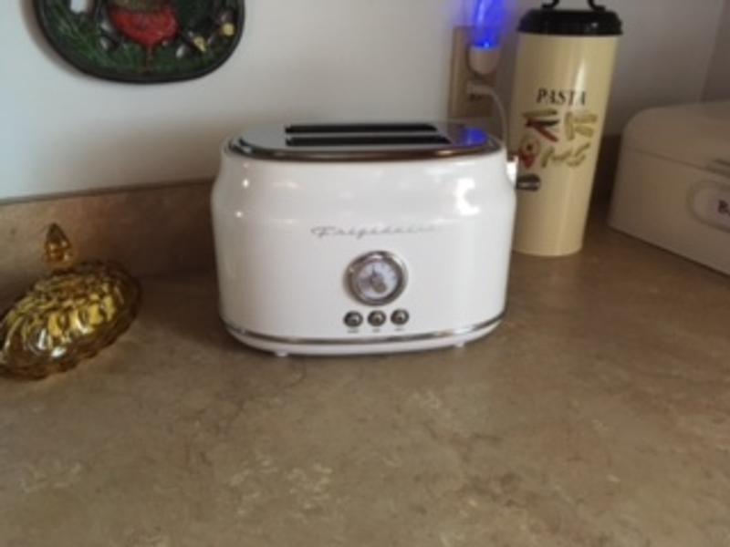 Frigidaire 2 Slice Retro Toaster, Toasters & Ovens, Furniture &  Appliances