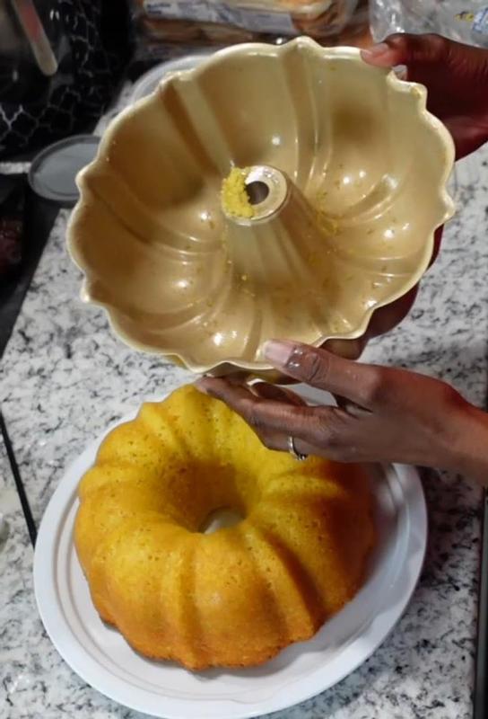 Awesome Retro Yellow Ombre Bundt Cake Pan, 12 Cup Cast Aluminum Bundt Brand  Fluted Tube Pan by Nordicware Retro Yellow Kitchen Decor 